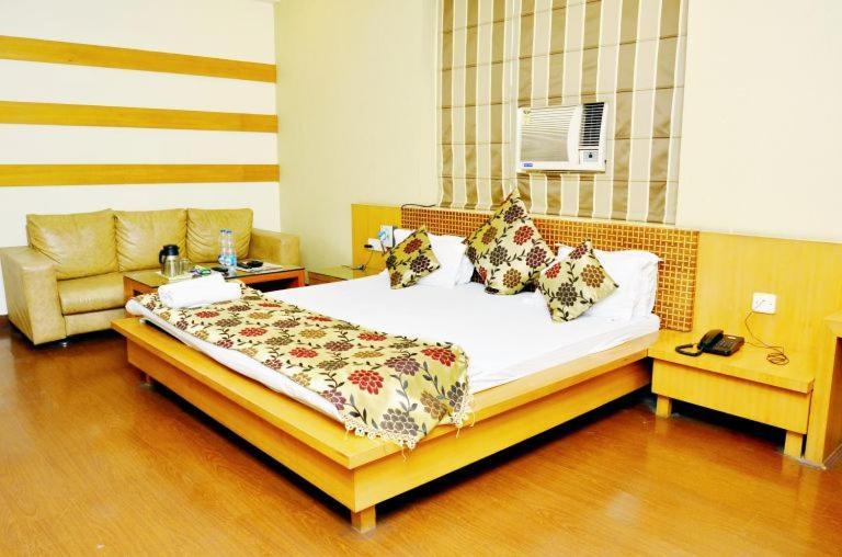 Hotel Mandakini Plaza Kanpur Dış mekan fotoğraf