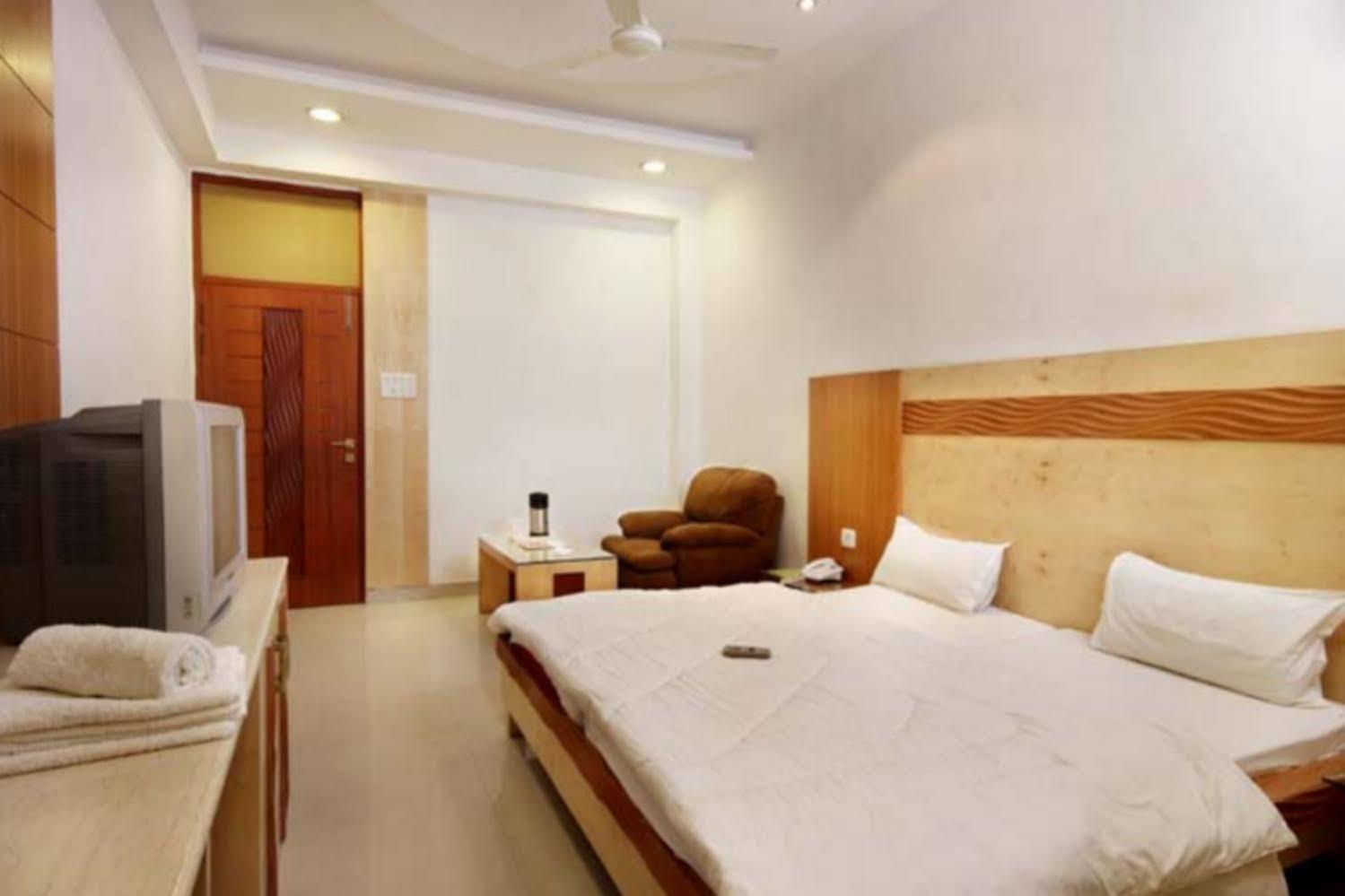 Hotel Mandakini Plaza Kanpur Oda fotoğraf